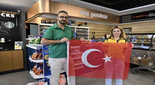 Antalyada esnafa 15 bin ay yıldızlı bayrak