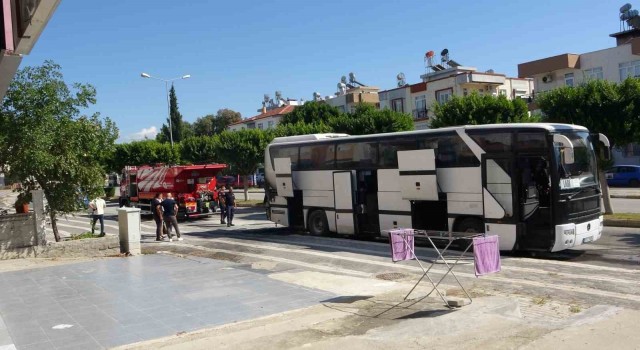 Antalyada hareket halindeki otobüs yandı, yangın tüpünü ve çeşme hortumunu alan otobüse koştu