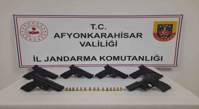 Arabaya zulalanan ruhsatsız silahlar yakalandı