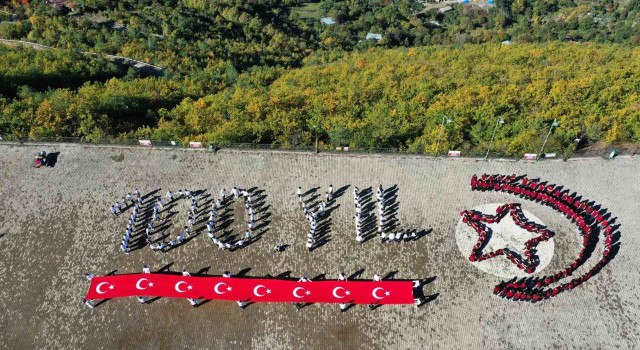 Artvin Atatepede öğrencilerden 100. yıl logosu