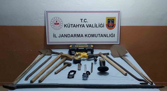 Aslanapada izinsiz kazı yapan 4 kişi suçüstü yakalandı