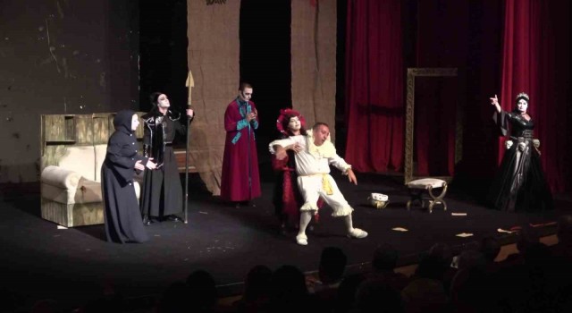 Azerbaycanlı tiyatrocular ‘Kral Ölüyoru Amasyada sahneledi