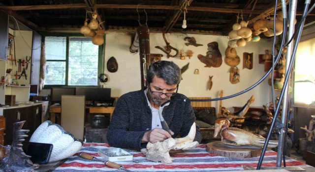 Bahçesini kendi için yaşam alanına çevirdi: Doğada kemikleşmiş odunlara çeşitli şekiller veriyor