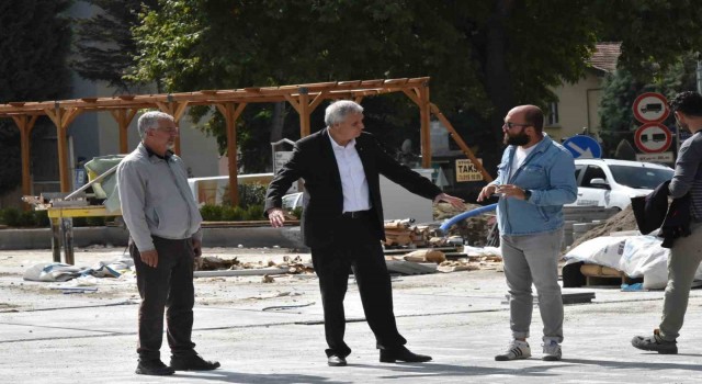 Başkan Bakkalcıoğlu Cumhuriyet Meydanında incelemelerde bulundu