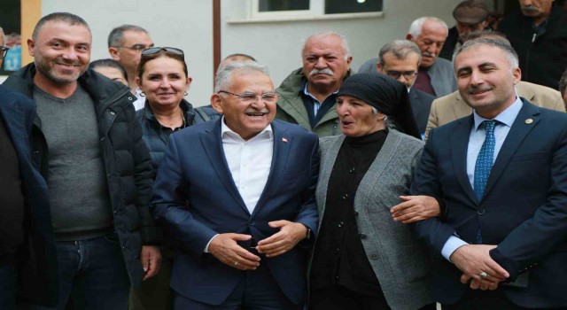 Başkan Büyükkılıç, depremden zarar gören Sarızın yanında