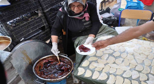 Batmanda pekmez kazanları kahk tatlısı için kaynatıldı