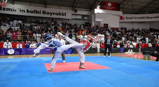 Bayraklıda Cumhuriyet coşkusu sporla başladı