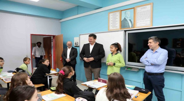 Belediye Başkanı bir anda sınıfa daldı, sebebi ise gönüllerde taht kurdu