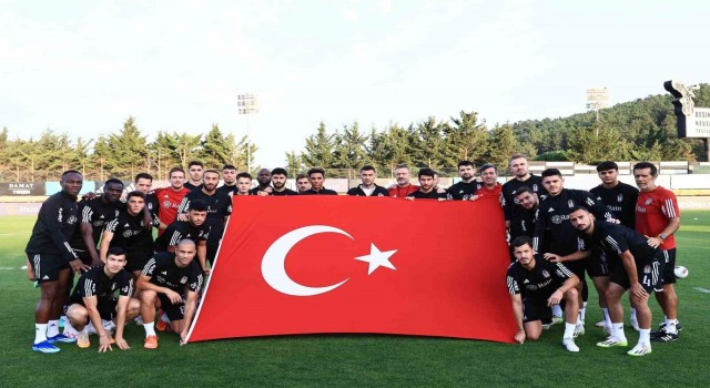 Beşiktaşlı futbolculardan Cumhuriyetin 100. yılı kutlaması