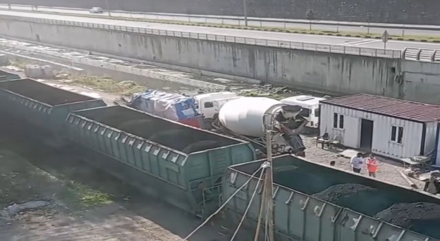 Beton mikseri trenle çarpıştı