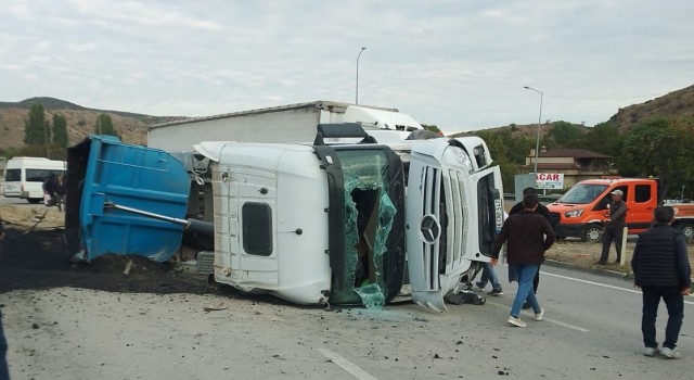 Bilecikte kömür tozu yüklü kamyon devrildi, 2 kişi yaralandı