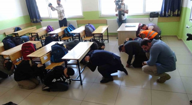 Bingölde 400 okulda eş zamanlı deprem tatbikatı yapıldı