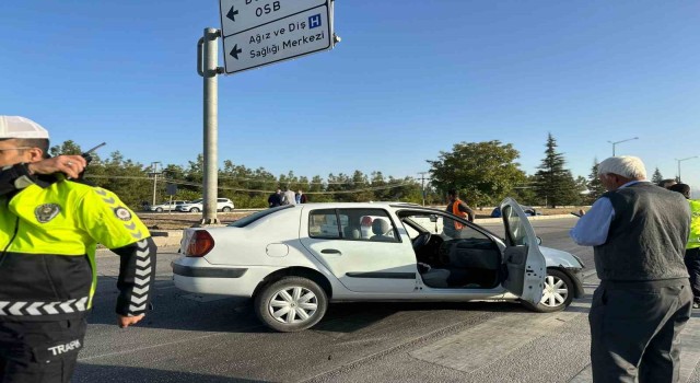 Burdur-Isparta Karayolunda iki otomobil çarpıştı: 1 yaralı
