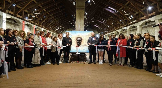 Büyükçekmecede Cumhuriyetin 100 yıllık yolculuğunu anlatan eserler sergilendi