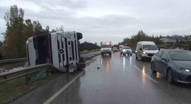 Büyükçekmecede inşaat malzemesi taşıyan tır devrildi