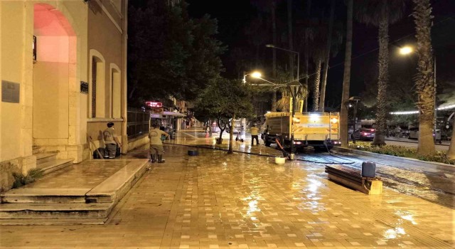 Büyükşehir Belediyesinden duraklara temizlik