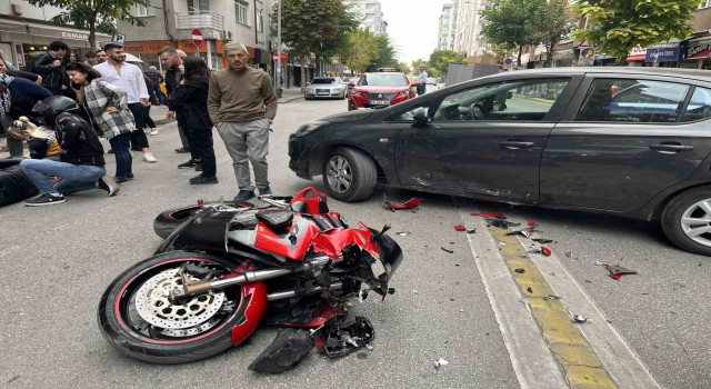 Cadde üzerinde U dönüşü yapan otomobile çarpan motosikletin sürücüsü yaralandı