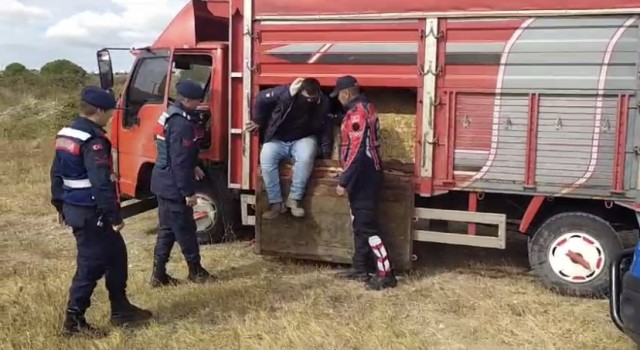Çanakkalede saman balyaları arasına gizlenmiş 27 kaçak göçmen yakalandı