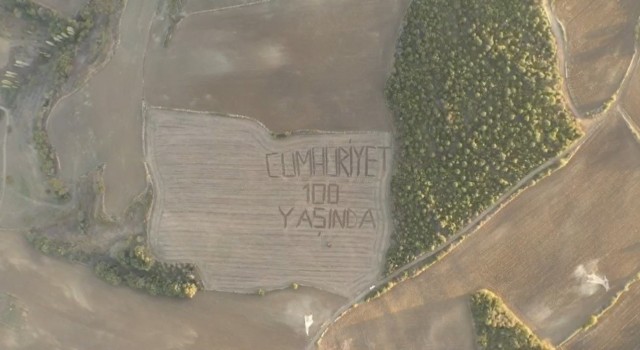 Çanakkaleli çiftçi tarlasına ‘Cumhuriyet 100 Yaşında yazdı