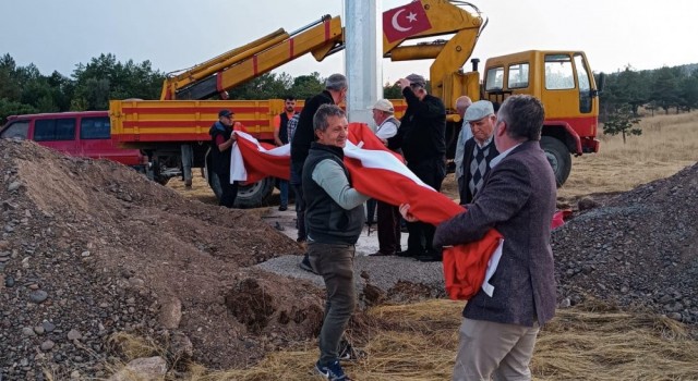 Çankırıda dev Türk bayrağı göndere çekildi