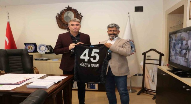 Cemardan Başkan Tosuna forma hediyesi