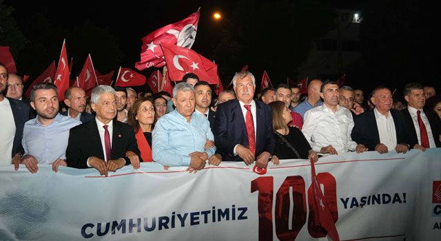 CHP Adana'da Büyük Cumhuriyet Yürüyüşü Düzenledi