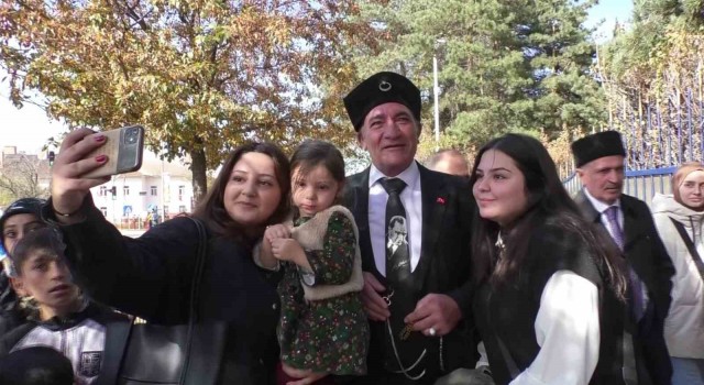 Cumhuriyet Bayramında Atatürke benzerliğiyle ilgi odağı oldu