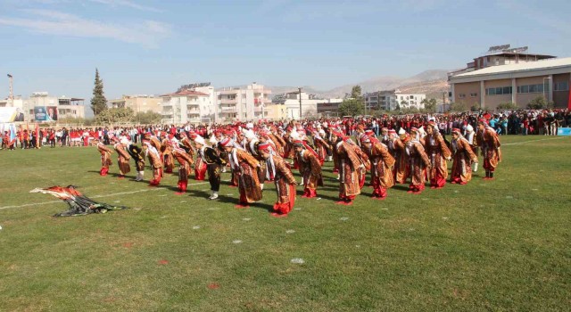 Cumhuriyetin 100üncü yılında 100 öğretmen zeybek oynadı