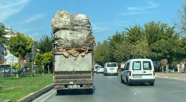 Çuval yüklü kamyonetin tehlikeli yolculuğu kamerada