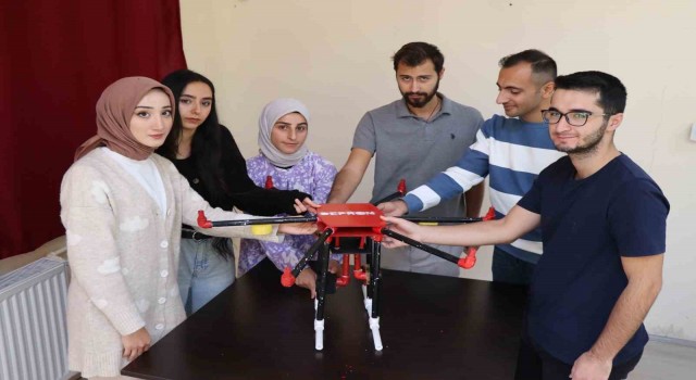 Depremzede öğrencilerden depremde arama kurtarma çalışmaları için dron projesi