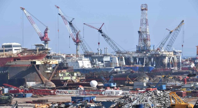 Dev gemiler İzmirdeki gemi söküm merkezinde geri dönüşüme kazandırılıyor