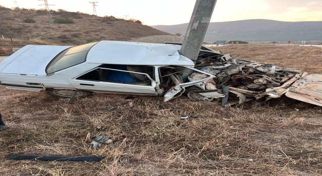 Direğe çarparak hurdaya dönen otomobilden sağ çıktı