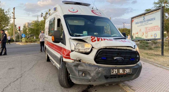 Diyarbakırda hasta taşıyan ambulans kazaya karıştı: 1 yaralı