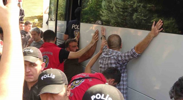 Diyarbakırda izinsiz yürüyüşte 100 gözaltı