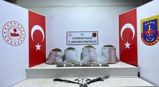 Diyarbakırda uyuşturucu operasyonu: 74 kilogram esrar ile çok sayıda silah ele geçirildi
