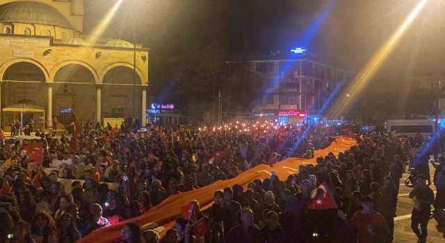 Düzcede on binlerce kişi Cumhuriyet Bayramını fener alayı ile kutladı