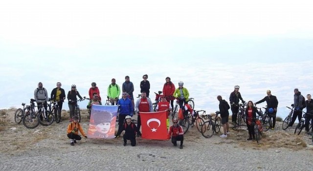 Egenin en yüksek noktasında Türk bayrağı açtılar