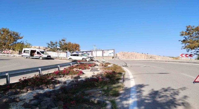 Elazığda cip aydınlatma direğine çarptı: 3 yaralı
