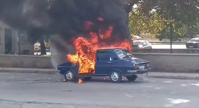 Elazığda seyir halindeki otomobil alev topuna döndü