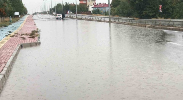 Elazığda yollar göle döndü, bahçe ve ahırları su bastı