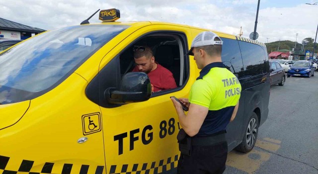 Eminönünde pazarlık yapan taksiciler, araca yolcu gibi binen polislere takıldı