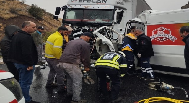 Erzincanda trafik kazası: 1 ölü, 2 ağır yaralı