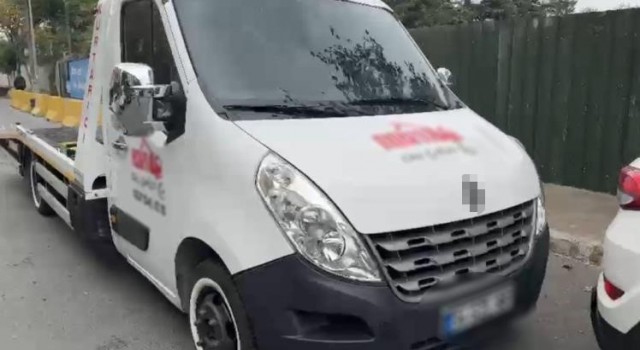 Esenyurtta ses sistemli aracı çekiciye yükleyip gezen şahıslar yakalandı