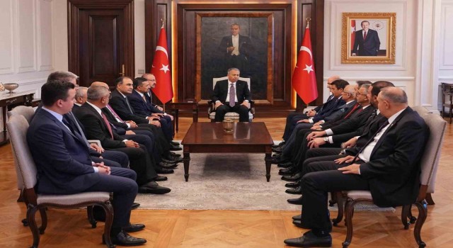 Eski İçişleri Bakanı Soyludan, Bakan Yerlikayaya geçmiş olsun ziyareti
