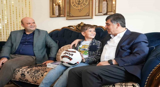 Fadıloğlundan Ali Kaana tablet ve futbol topu