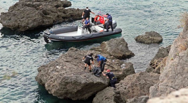 Falezlerde bulunan çocuk cesedini acılı anne elbiselerinden teşhis etti