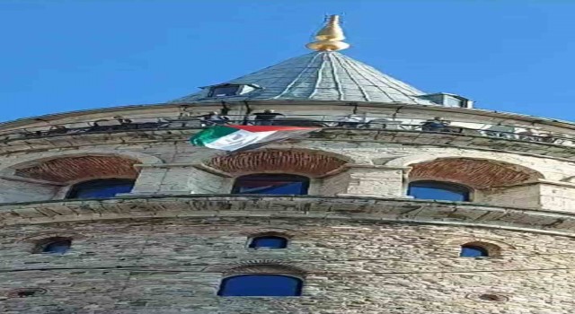 Galata Kulesinde destek amaçlı Filistin bayrağı açıldı