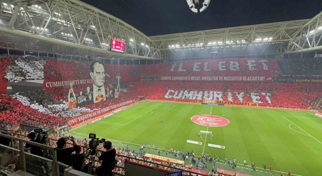 Galatasaray taraftarından Cumhuriyetin 100. yılına özel koreografi
