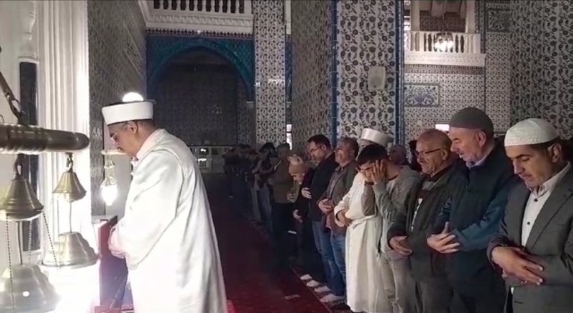 Gazzedeki hastane saldırısında hayatını kaybedenler için gıyabi cenaze namazı kılındı