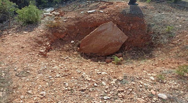 Gedizde tarihi mezarların bulunduğu alan defineciler tarafından tahrip edildi